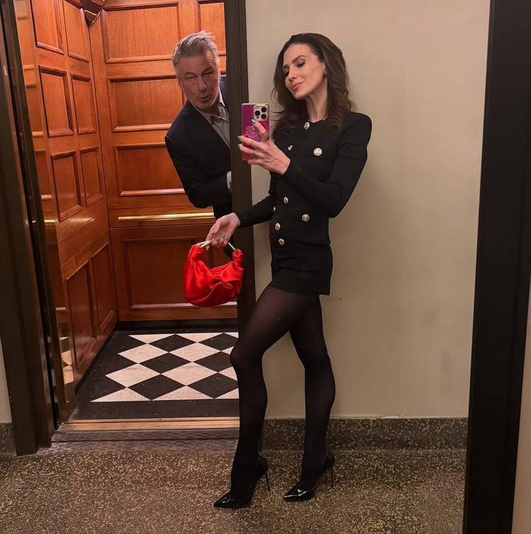 Жена Алека Болдуина отправилась на свидание с актером в ультракоротком наряде