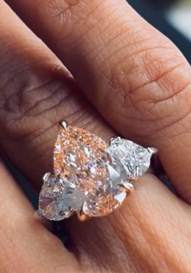 Виктория Боня похвасталась кольцом с розовым бриллиантом от неизвестного