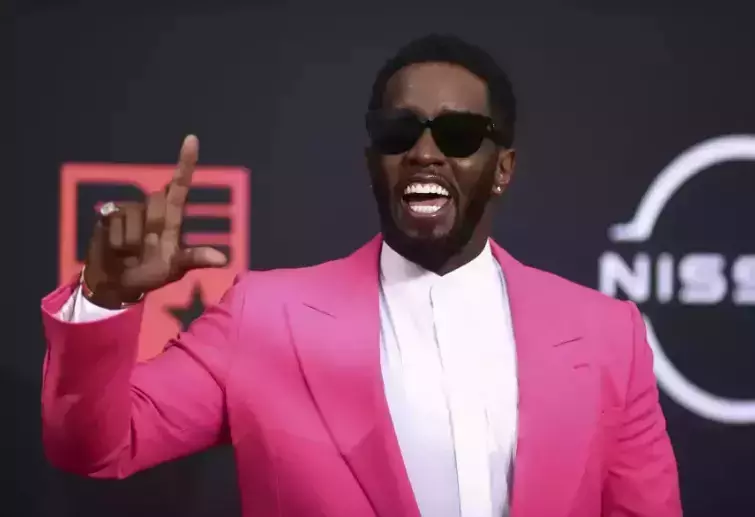 Поседевший, но не отсидевший: папарацци сделали первый снимок P. Diddy после вынесения приговора