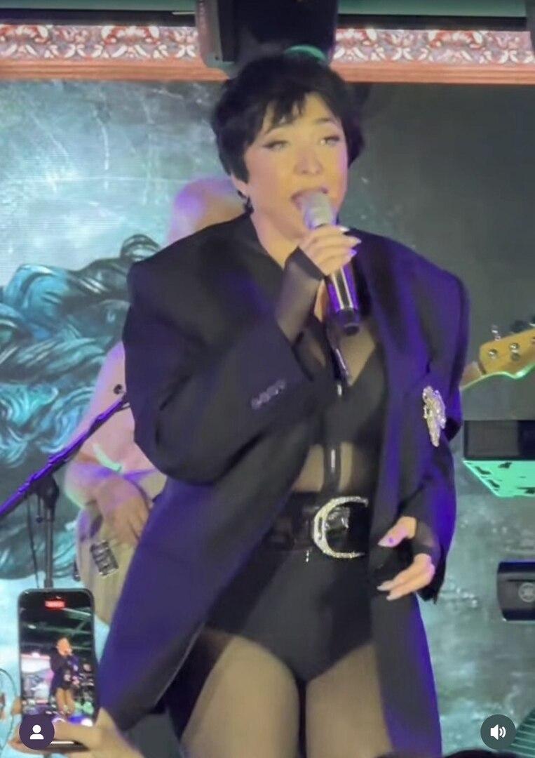 Лолита выступила в прозрачном комбинезоне после отмены из-за «голой» вечеринки