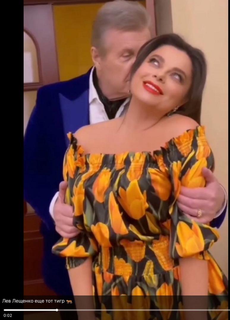 Обнял за плечи и поцеловал в шею: заигрывающую Наташу Королеву засняли с 81-летним мужчиной