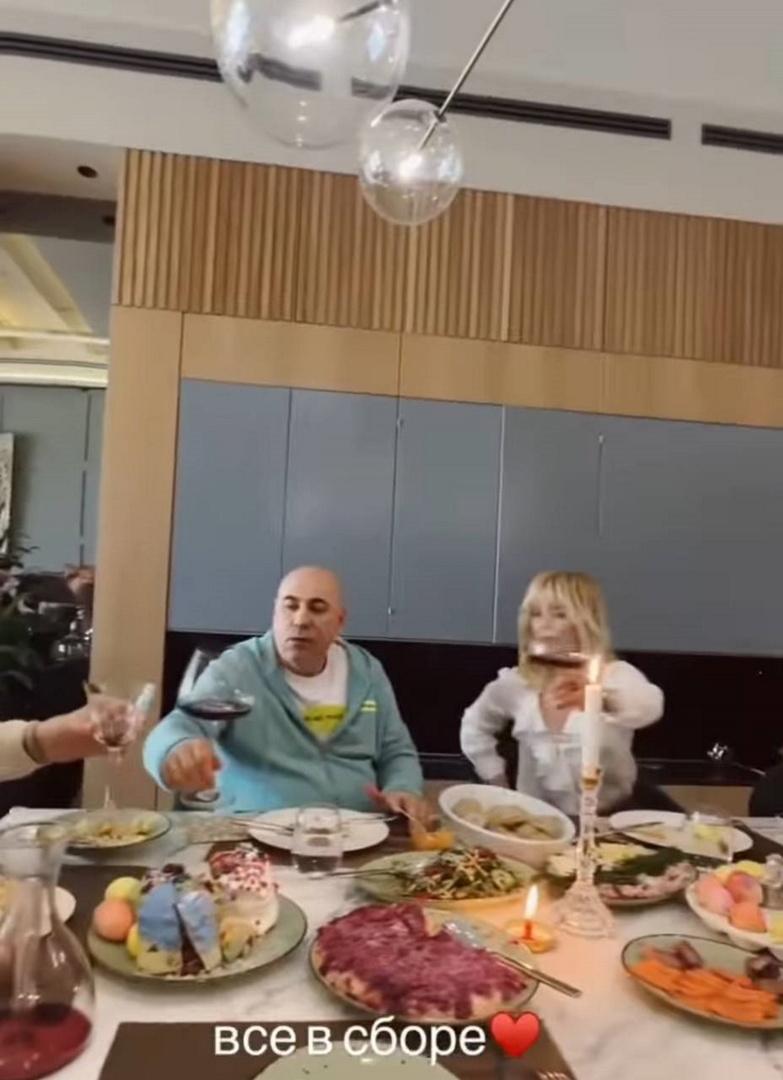 С бокалом вина, но грустным лицом: Валерия показала 54-летнего Пригожина после микроинсульта