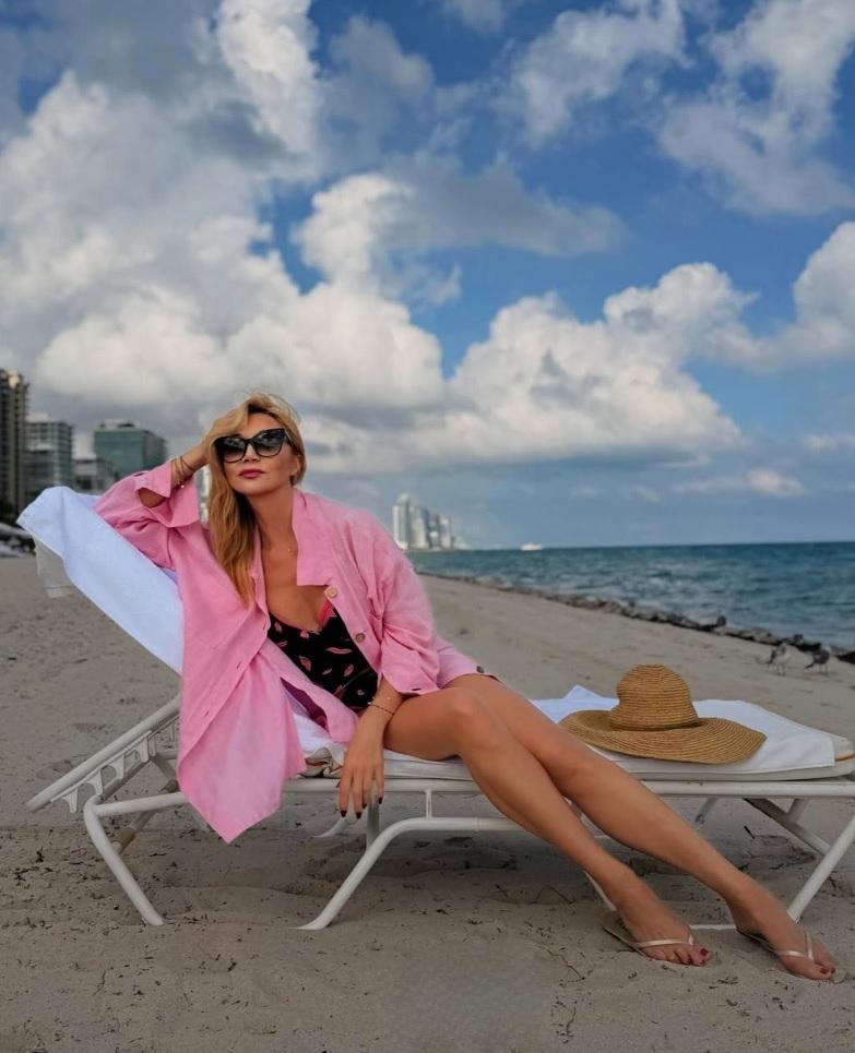 Кристина Орбакайте вернулась в Майами и похвасталась фигурой в купальнике