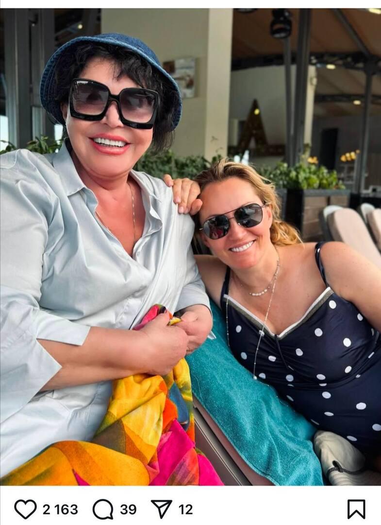 Переусердствовала с пластикой? Надежда Бабкина стала выглядеть ровесницей невестки