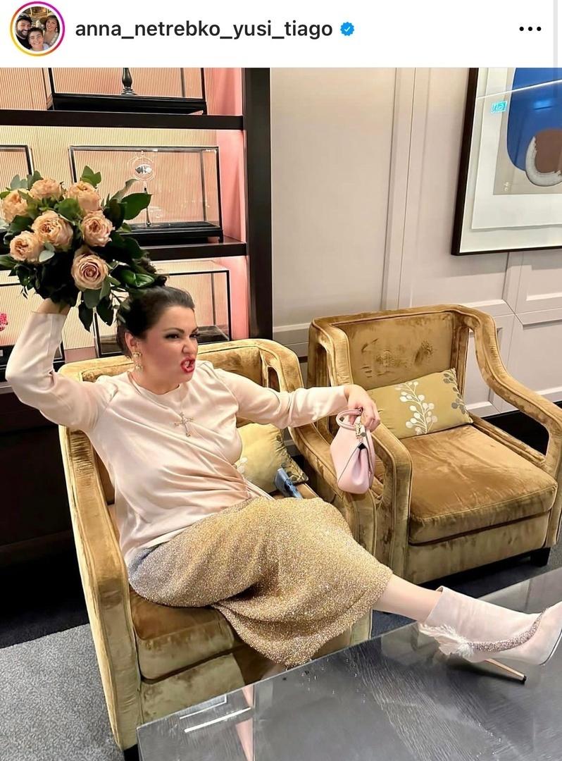 Закинула ноги на стол и замахнулась букетом: Анна Нетребко устроила дебош в магазине