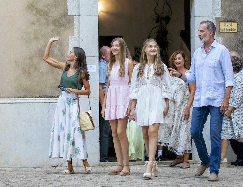 Королева Летиция и король Филипп VI с дочерьми