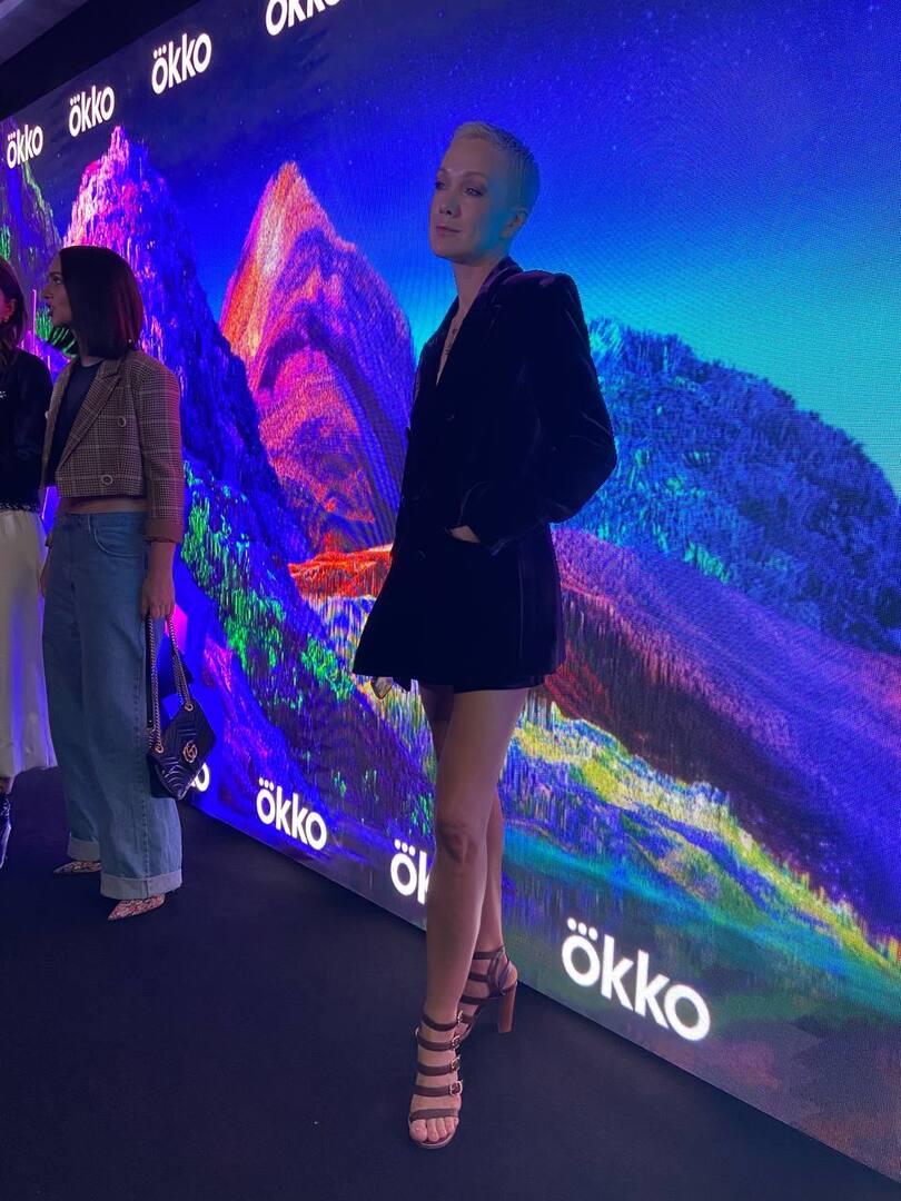 Одна и в коротких шортах: 39-летняя актриса Дарья Мороз предстала на мероприятии в дерзком образе