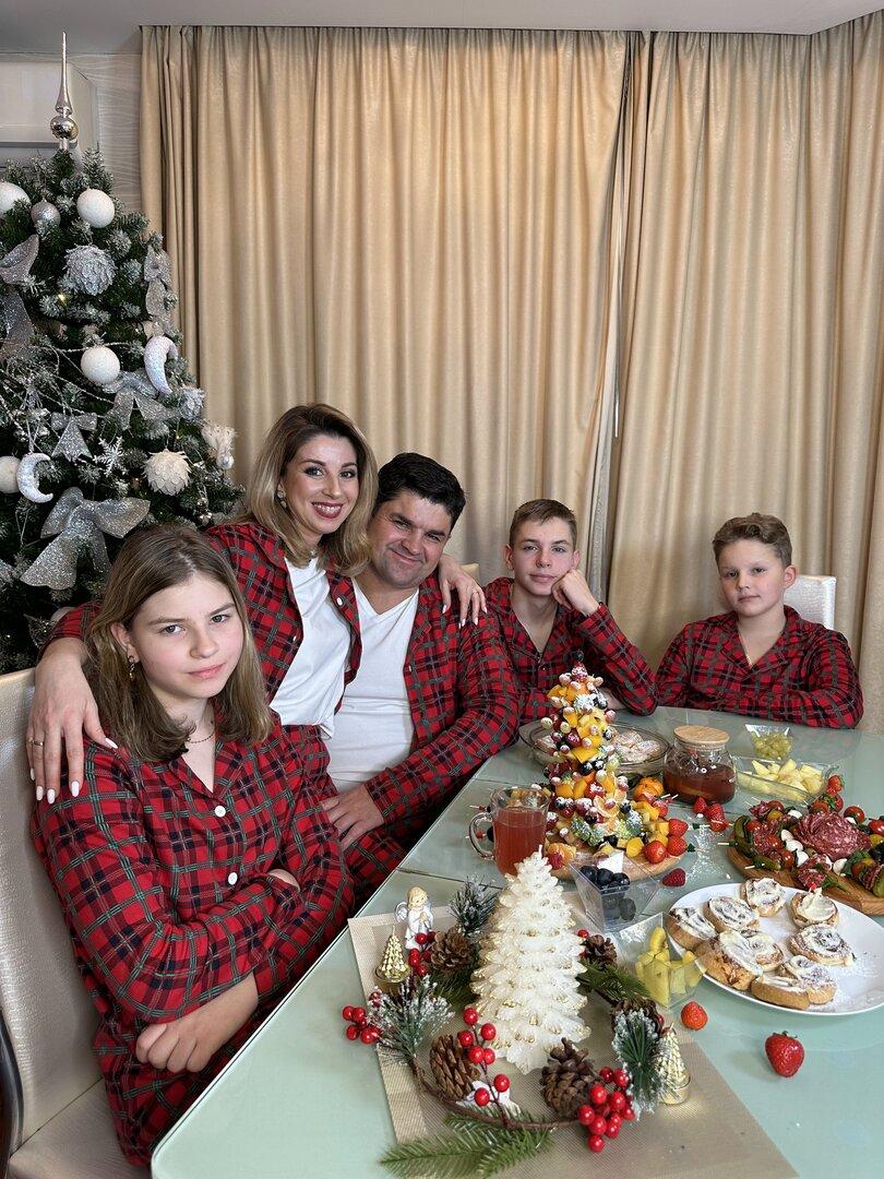 Певица Анири с семьей