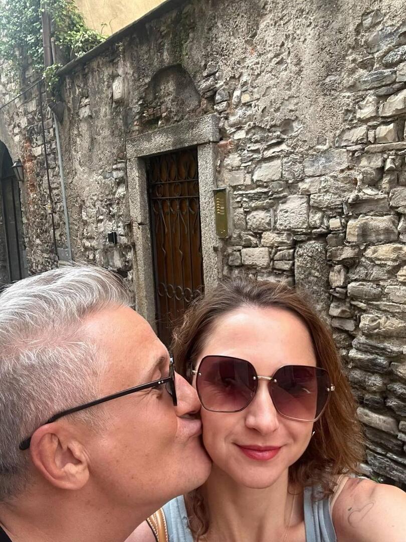 Актер Олег Меньшиков показал, как отдыхает с молодой женой в Италии