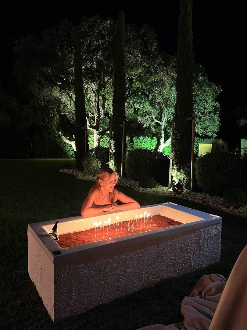 Павел Дуров заказал для дня рождения возлюбленной ванну тирамису