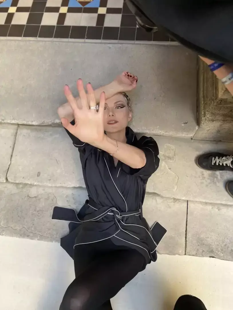 «Не бейте»: Рената Литвинова в истерике закрыла лицо руками