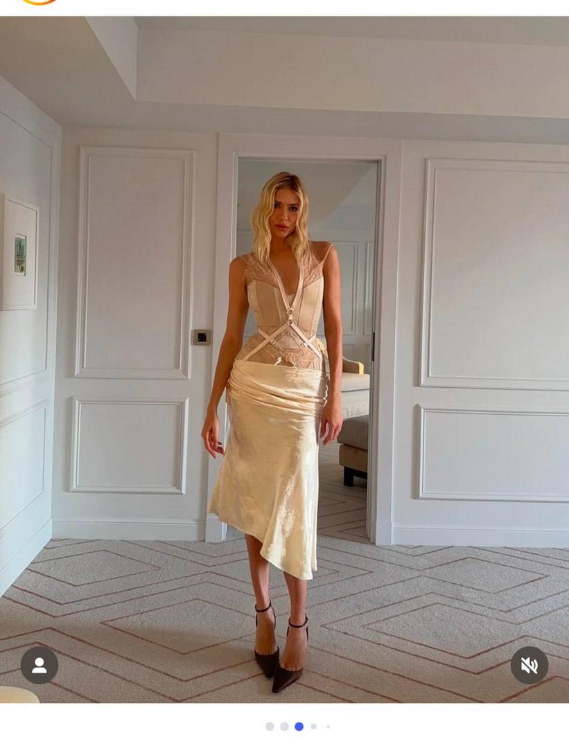 Модель Елена Перминова восхитила 29-летнего бойфренда фигурой в белом платье