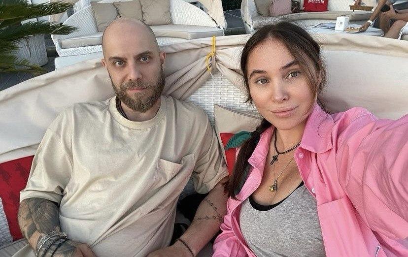 Ставший отцом во второй раз сын Яны Поплавской встретил из роддома жену и дочь