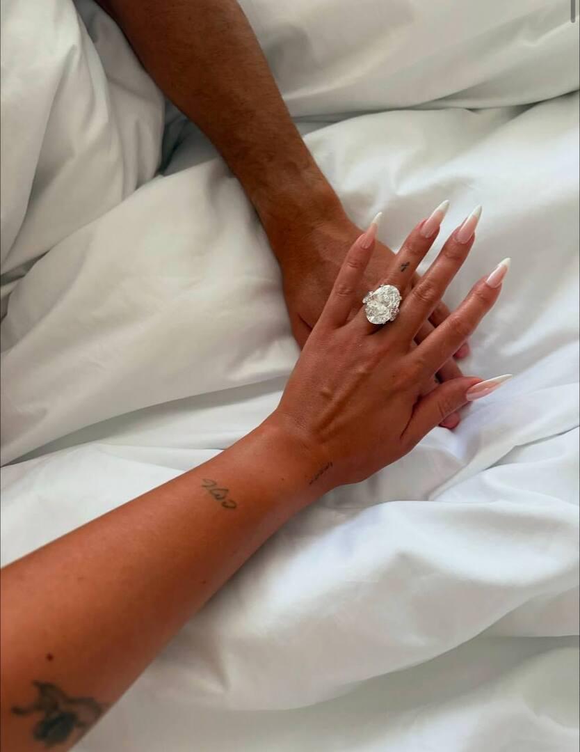 «Необыкновенное украшение»: какую сумму заплатил Роналду за помолвочное кольцо для Родригес