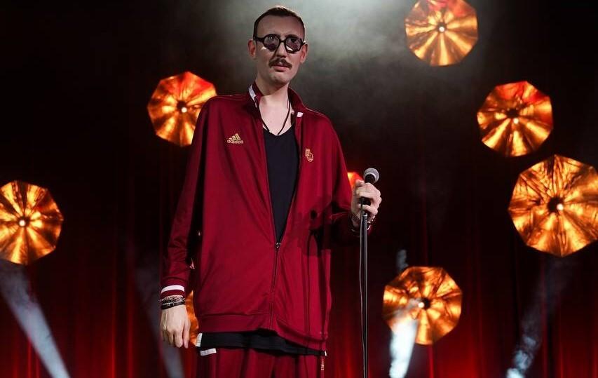 «Вы многое обо мне не знаете»: Евгений Городницкий рассказал о творческом пути и быте самого высокого комика РФ