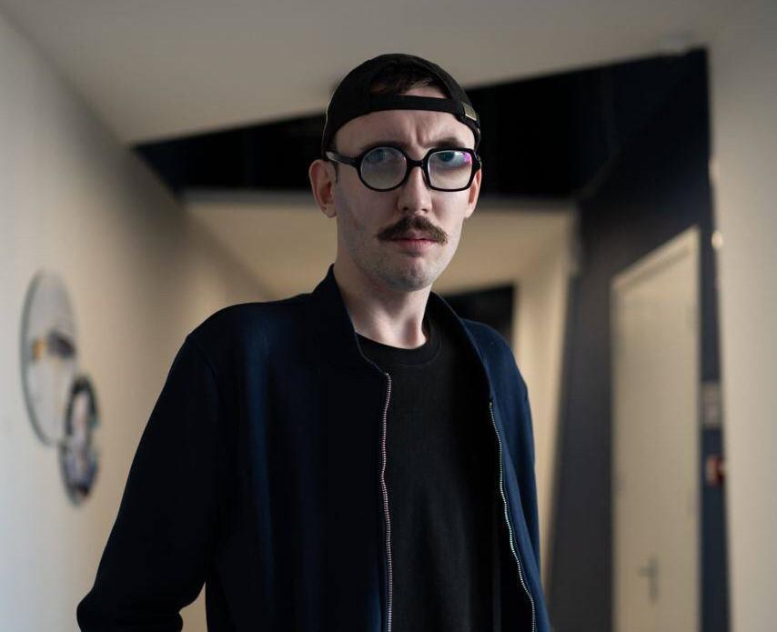 «Вы многое обо мне не знаете»: Евгений Городницкий рассказал о творческом пути и быте самого высокого комика РФ