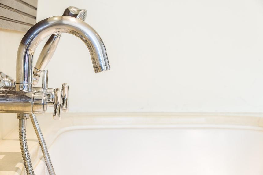 Двум взрослым и ребенку понадобилась медицинская помощь после посещения ванной