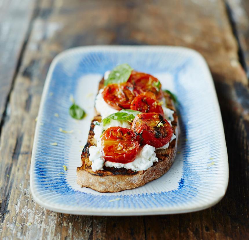 Брускетта с томатами и рикоттой