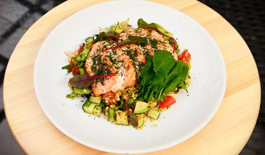 Салат с пшеном и лососем