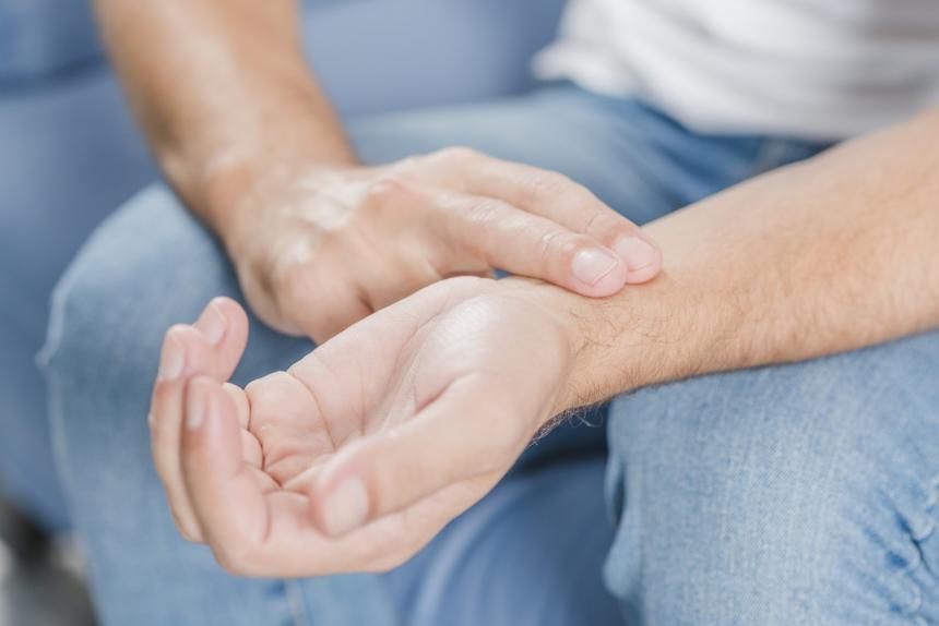 Россиянам назвали угрожающий жизни пульс, при котором надо срочно обратиться к врачу