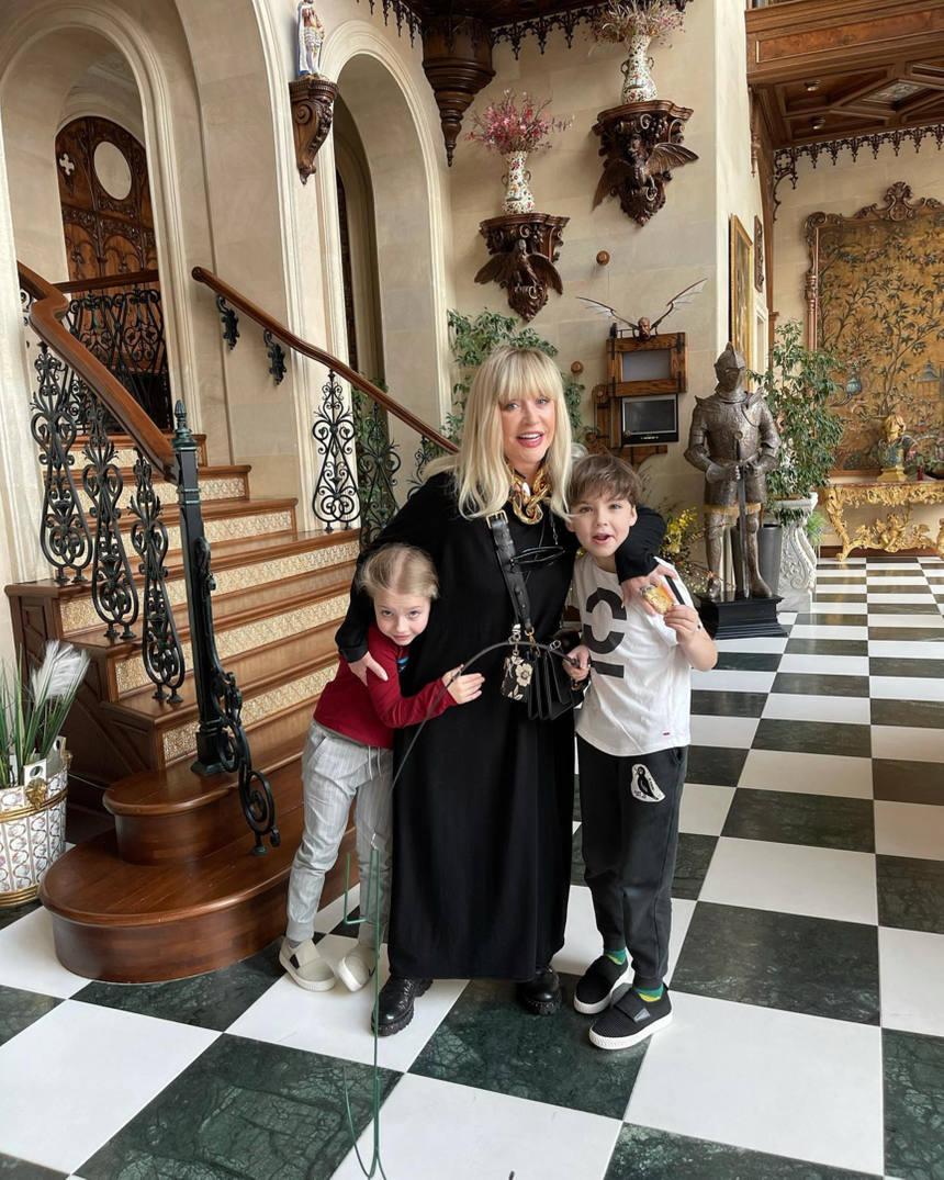 Алла Пугачева с детьми в своем замке