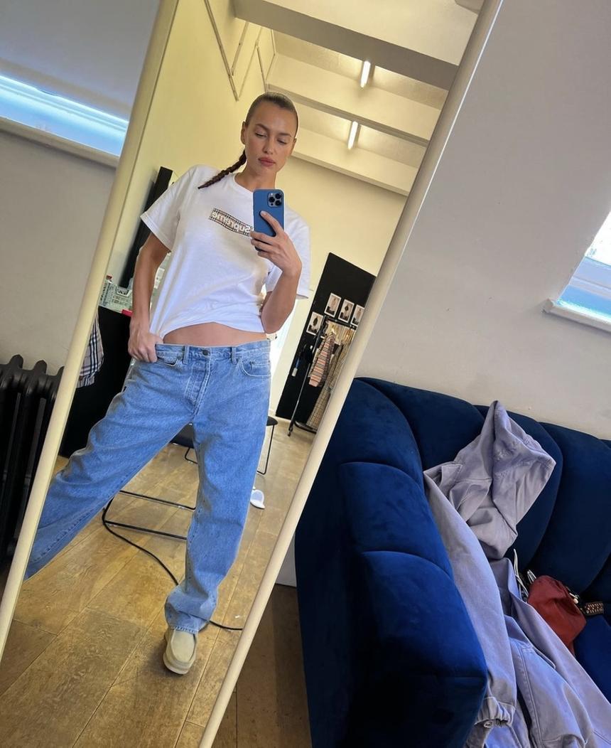 Сейчас упадут! Ирина Шейк показала самые модные джинсы сезона