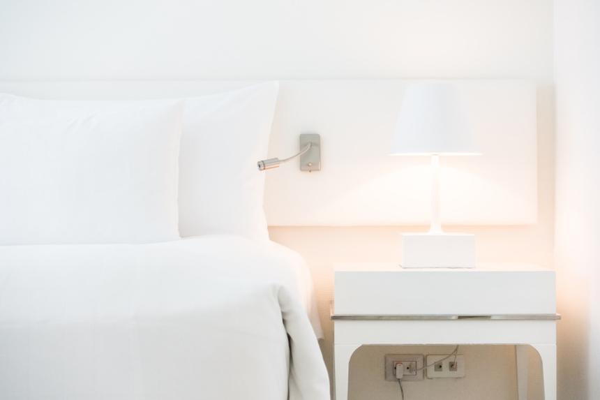 Ученые рассказали, чем опасен сон при свете — здоровью угрожает даже телевизор