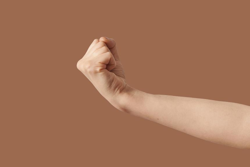 В Новосибирске школьник с роднёй избил инвалида до сотрясения мозга