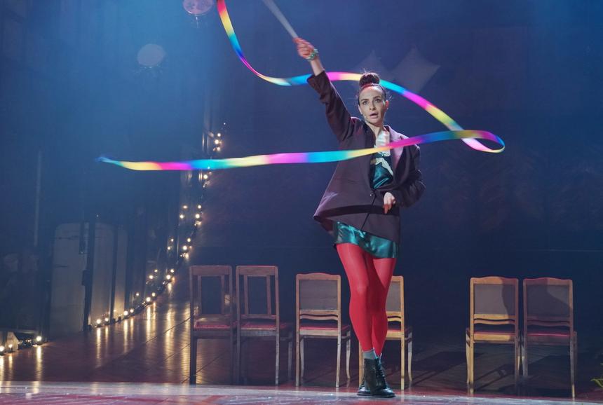 Екатерина Варнава после жаркого танца села на шпагат и ударилась пахом