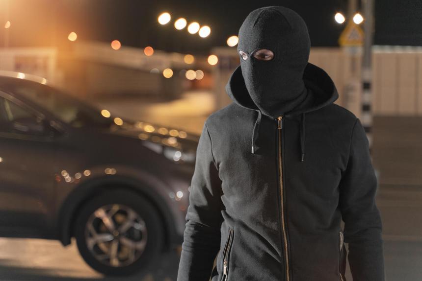 Грабитель воткнул нож в ягодицу продавщицы в салоне сотовой связи