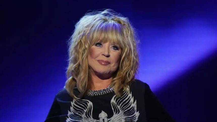 В России заменят Аллу Пугачеву переодетыми мужчинами в париках: «Из зала все равно непонятно»