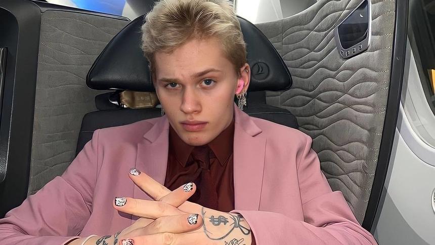 Дане Милохину публично врезали за исполнение украинского гимна