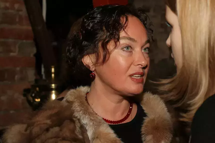 Уложил на кушетку: молодой брюнет удовлетворил ненасытную Гузееву