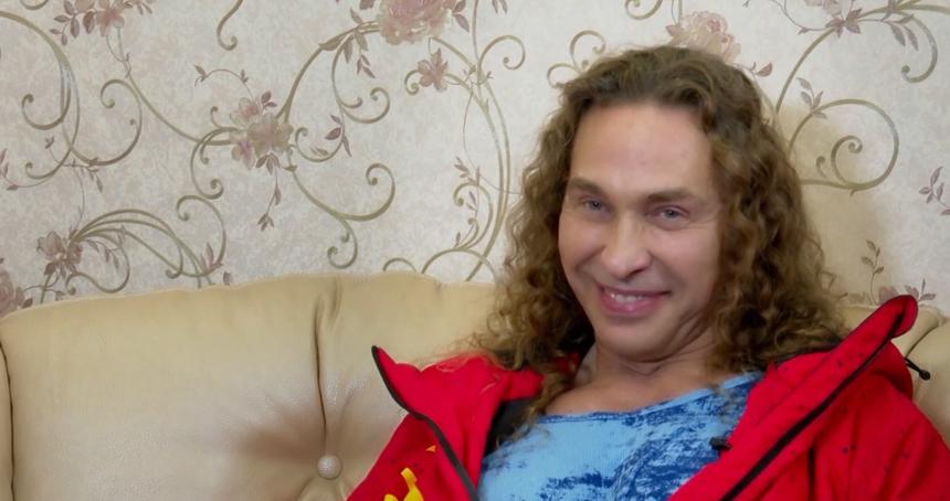 Стриптизер Сергей Глушко спит со своей собакой