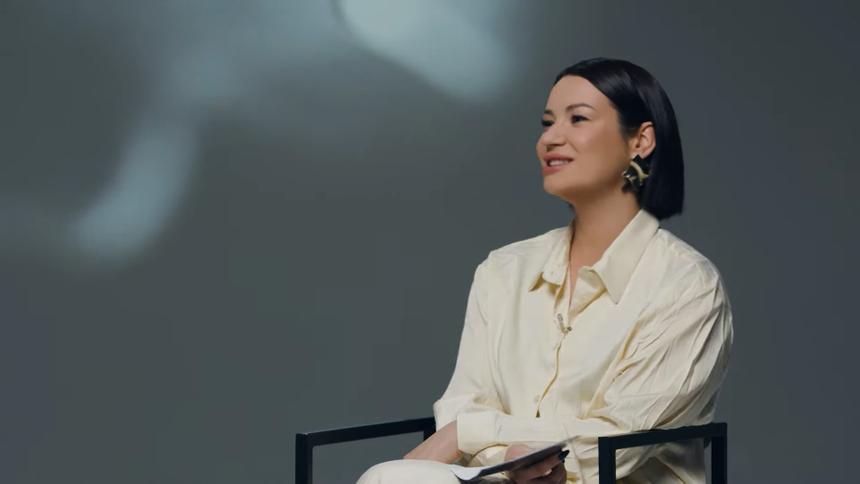 Ида Галич приклеивает грудь двусторонним скотчем