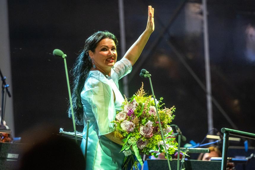 Анна Нетребко ужасно постарела с новым цветом волос и стрижкой под мальчика