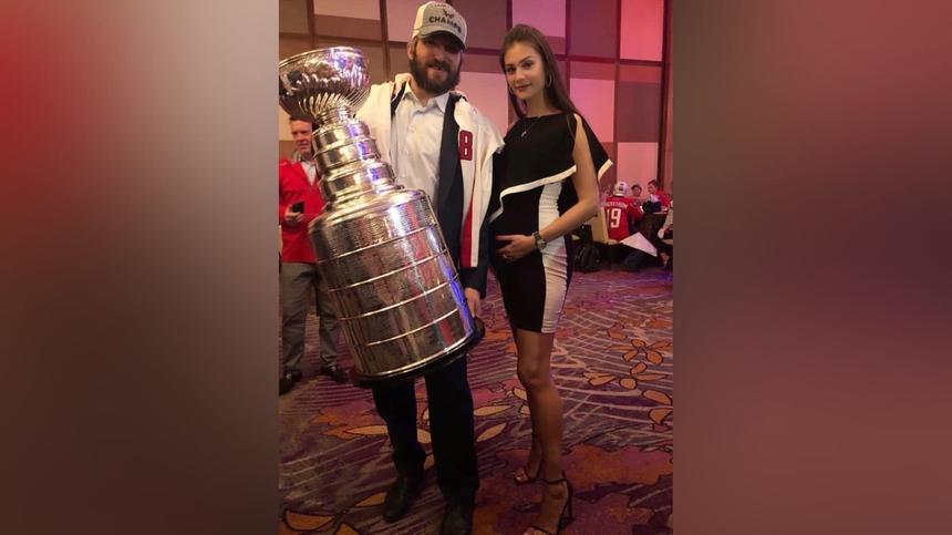 Овечкин рассказал, что жена заставляет его выбросить памятную коллекцию клюшек