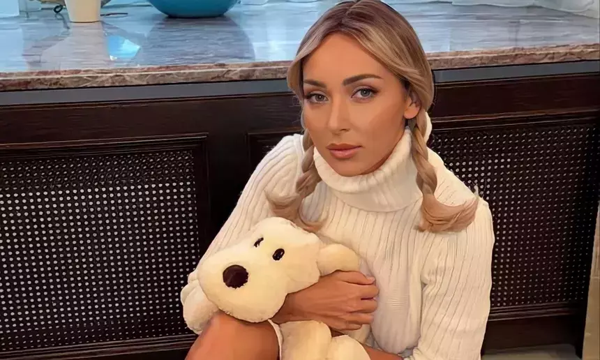 Певица Алсу призналась, что носит панталоны с накладными ягодицами