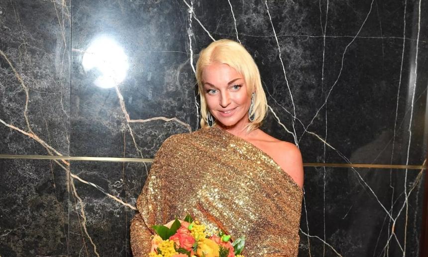 А жених-то ненастоящий: Волочкова опозорилась, выставив фотографию с прифотошопленным мужчиной