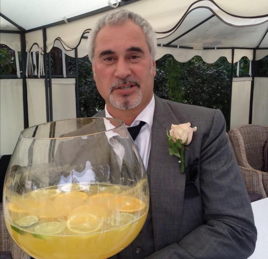 А где Альбина? Меладзе заметили в кафе в интересной компании, и речь идет не о его супруге