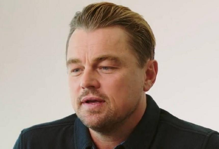 Полет со звездой: поклонник узнал ДиКаприо в самолете экономкласса и проследил за ним