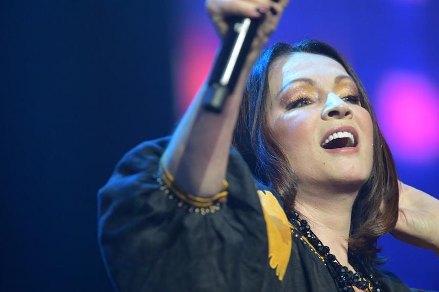 Уехавшая за границу София Ротару запретила внучке общаться на русском