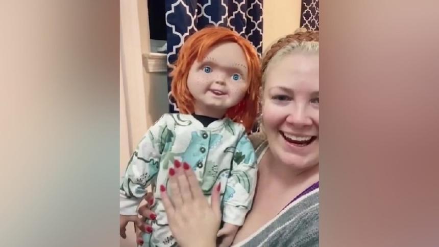 Мать подарила сыну куклу-убийцу, нарядив ее в детский костюм