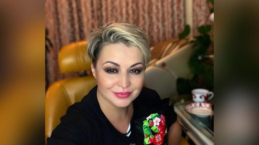 «Мы здесь вместе»: Катя Лель ходит в гости с компанией инопланетян