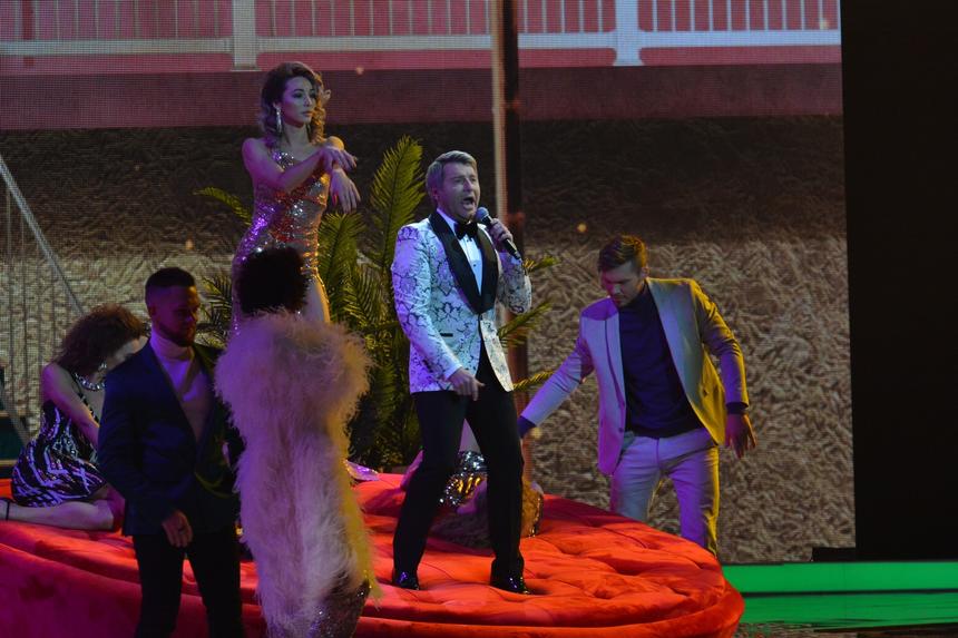 «Ты нормальный вообще?»: Басков в аэропорту сцепился с пианистом, который снял его на телефон