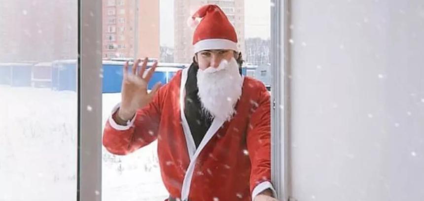 Российский священник переоделся в Санта-Клауса
