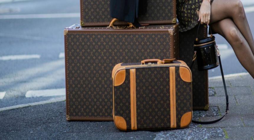 В аэропорту обнаружены сумки Louis Vuitton с упакованными в них черепами