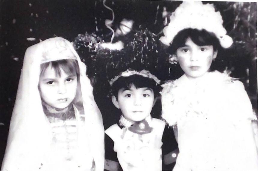 Певица Сати Казанова на детском утреннике (справа)