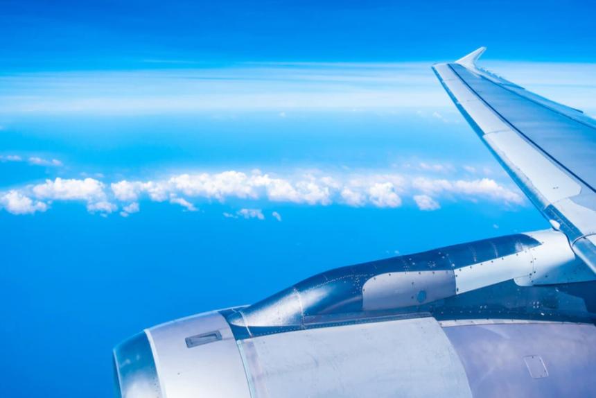 В Якутии на взлете у пассажирского самолета открылся грузовой отсек