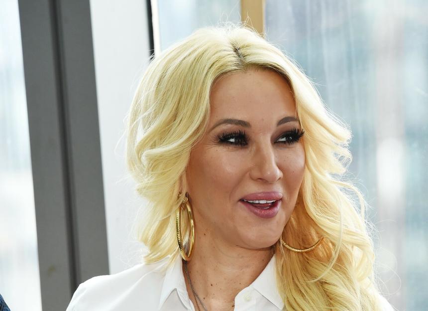 Большое счастье скрыть невозможно: сбежавшая от мужа Лера Кудрявцева сияет рядом с накаченным бизнесменом